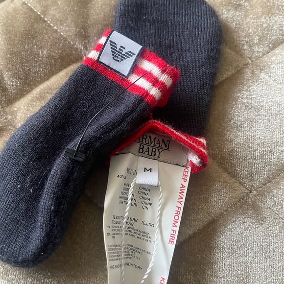 Armani baby mittens - Picture 3 of 3